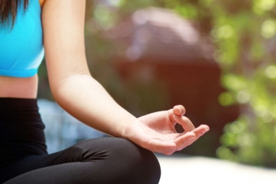 Imagem de uma mulher praticando meditação