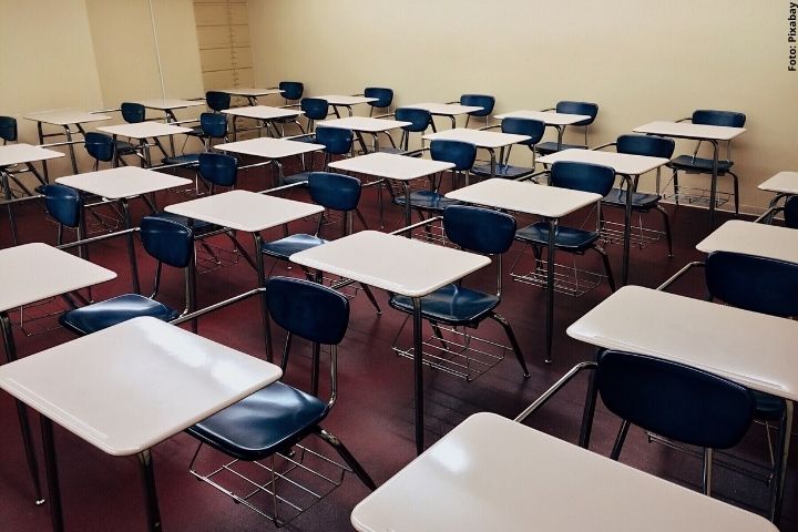 Sala de aula com cadeiras vazias