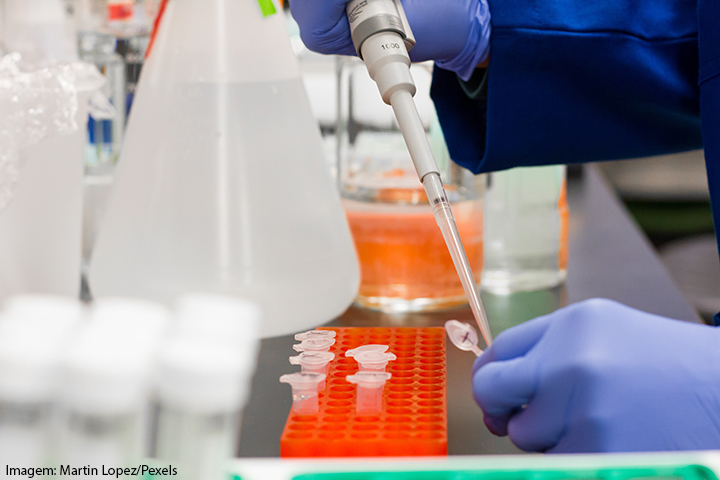 Pessoa manipulando objetos em um laboratório