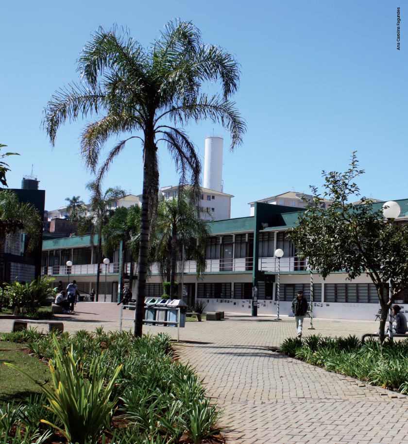 Imagem do campus da Unifesp Guarulhos, na área externa em um dia ensolarado