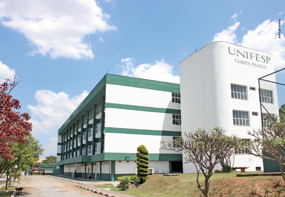 Unifesp Campus Osasco, o prédio é uma construção pintada de verde e branco e foi retratado em um dia ensolarado