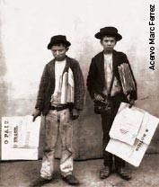 Fotogragia antiga, dois meninos pobres vendedores de jornais