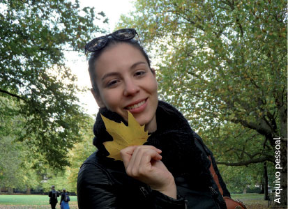 Fotografia da estudante Larissa, ela está em um parque