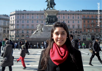 Fotografia da estudante Salety, ela está em um praça