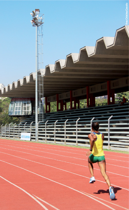 Atleta correndo em um pista de atletismo