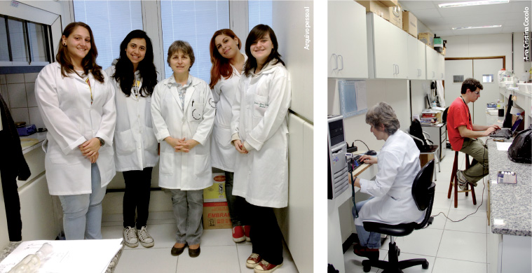 Duas fotos, na primeira delas a pesquisadora está ao lado de quatro estudantes; na segunda foto, é mostrado o laboratório 