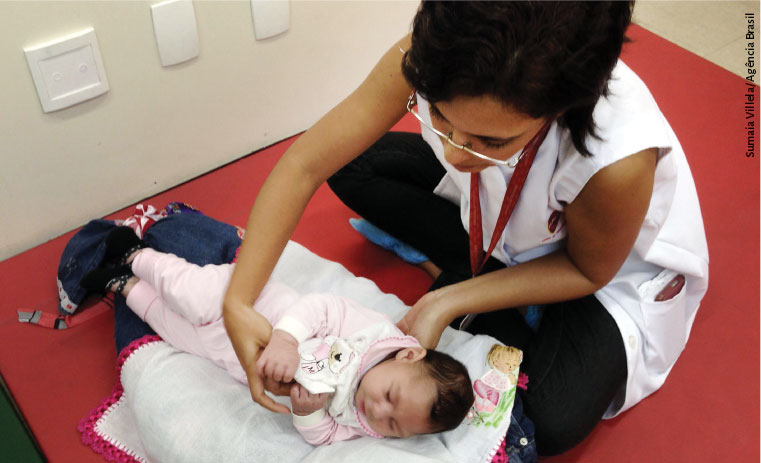 fisioterapeuta atendendo uma bebê