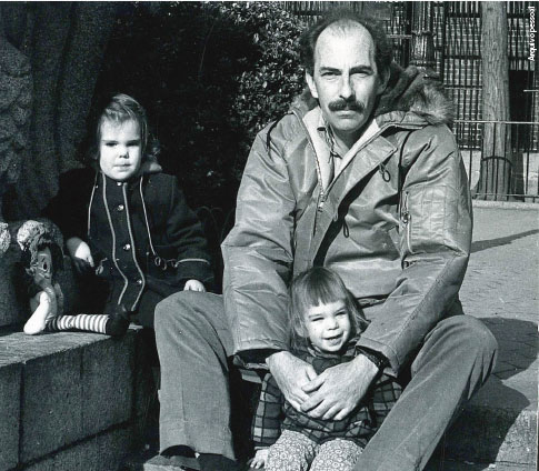 Fotografia em preto e branco de Michel com suas filhas pequenas