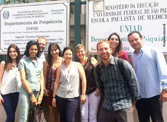 Fotografia da equipe Uniad, aparecem seis mulheres e três homens. Eles estão na calçada, em frente a placa de identificação do local - Uniad/Inpad