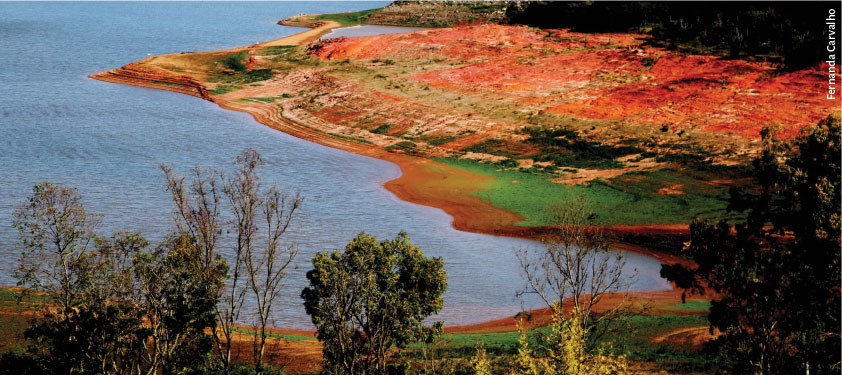 Fotografia de um reservatório de água