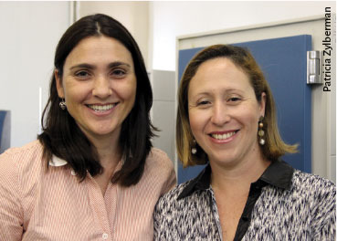 Foto das duas pesquisadoras, elas estão lado a lado e sorriem