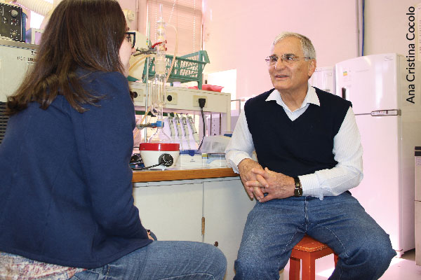 Galembeck sendo entrevistado no laboratório