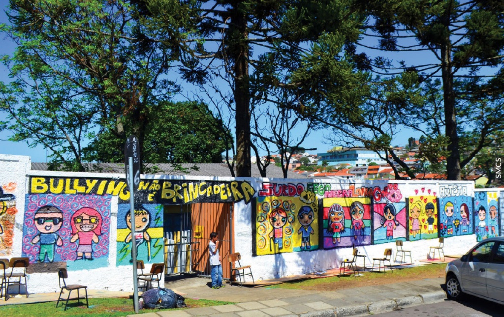 Fotografia da Escola Municipal Araucária, mostra um muro com várias pinturas