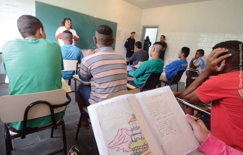 Adolescentes em uma sala de aula de um centro socioeducativo