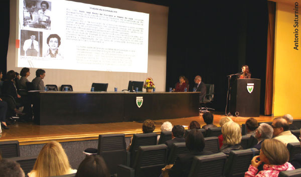 Foto do evento, mostra o palco com uma apresentação