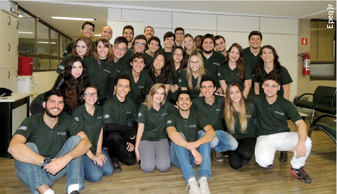 Vários jovens posando para a fotografia