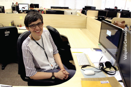 Professora Izabel Meister sentada em sua mesa de trabalho