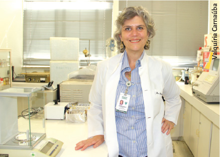 Deborah Suchecki, ela está de jaleco no laboratório