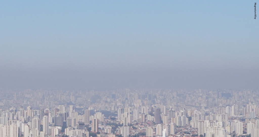 Foto da cidade de São Paulo sob uma camada de poluição