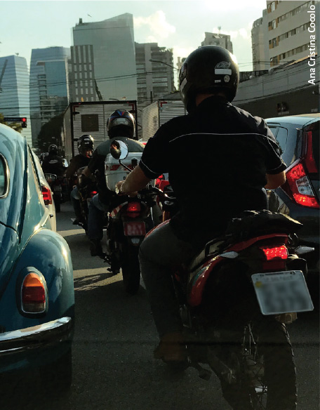 Imagem de um trecho de rua com vários carros e motos