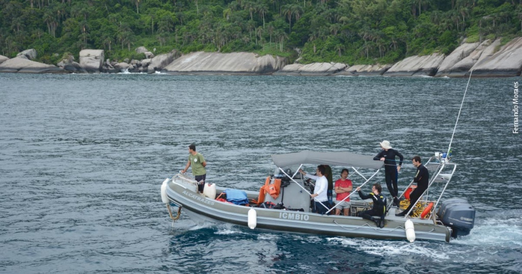 Barco com pesquisadores