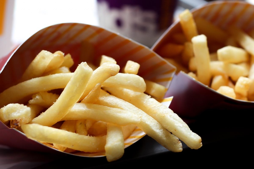 Fotografia de pacotes de batatas fritas