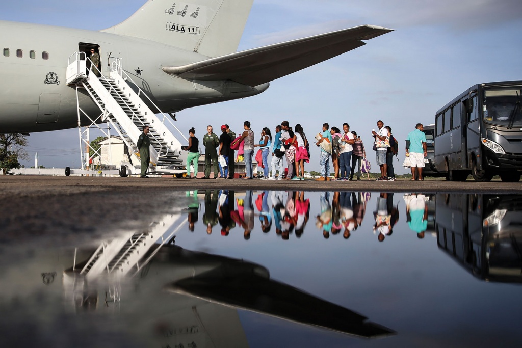 Imagem de pessoas embarcando em um avião