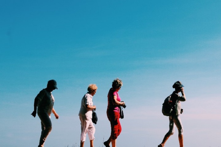 Quatro idosos caminhando
