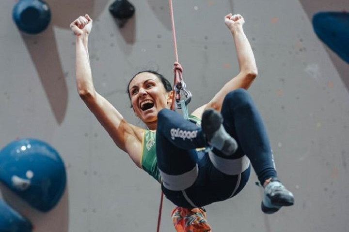 Marina Dias durante escalada