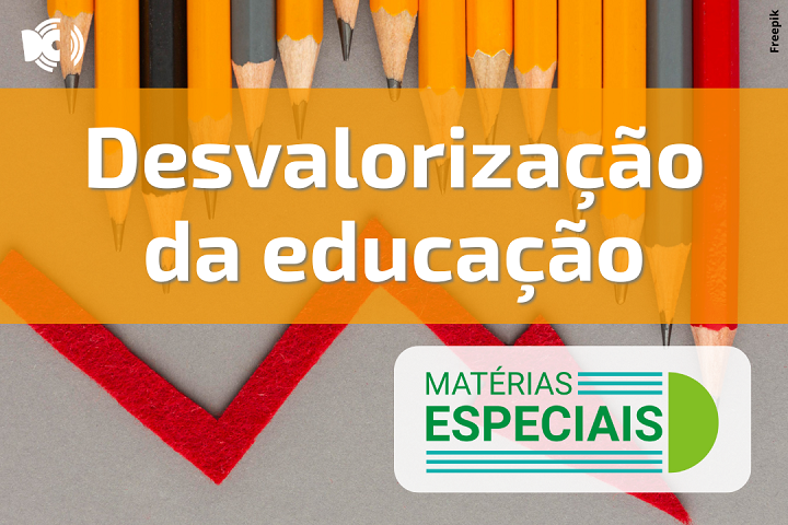 A imagem apresenta um design gráfico com o título central "Desvalorização da educação", escrito em letras brancas sobre uma faixa laranja translúcida.  No fundo, há diversos lápis apontados para baixo, muitos deles com as pontas gastas ou quebradas, simbolizando a degradação ou o desgaste do sistema educacional. Abaixo do texto, há uma seta vermelha apontando para baixo feita de feltro, representando queda ou retrocesso — uma metáfora visual clara para a ideia de desvalorização.  No canto inferior direito, aparece um selo com a inscrição "MATÉRIAS ESPECIAIS" em letras verdes e maiúsculas, com um design gráfico moderno, indicando que provavelmente esta imagem é capa de uma série especial de matérias jornalísticas ou conteúdos informativos sobre o tema.  É uma imagem que transmite, de forma simbólica e visual, a crítica à falta de investimento ou reconhecimento da importância da educação