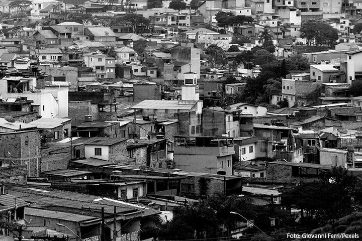 Foto em preto e branco de uma comunidade