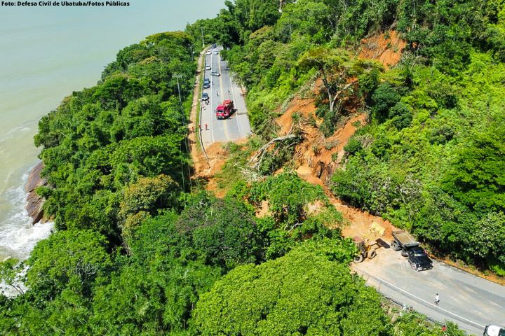 Foto da Defesa Civil de Ubatuba mostra deslizamento de terro sobre a rodovia no litoral norte de SP