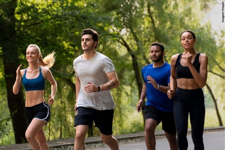 Grupo de quatro pessoas praticando corrida em um parque