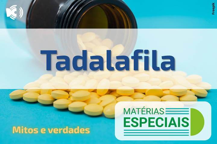 A imagem apresenta uma composição gráfica com o tema Tadalafila — um medicamento usado comumente no tratamento da disfunção erétil e, em alguns casos, de hiperplasia prostática benigna.  Descrição detalhada: Plano de fundo: A base da imagem é uma fotografia de um frasco âmbar derramando vários comprimidos amarelos sobre uma superfície azul. Essa mesma foto aparece na imagem anterior.  Texto sobreposto:  Em destaque, no centro da imagem, está escrito: "Tadalafila" em letras grandes, azuis e com sombra, sobre uma faixa translúcida branca.  No canto inferior esquerdo, está o texto "Mitos e verdades" em laranja.  No canto inferior direito, há um selo com a inscrição "MATÉRIAS ESPECIAIS", onde:  "MATÉRIAS" está em verde-claro;  "ESPECIAIS" em verde-escuro;  O design inclui um gráfico de linhas e um símbolo estilizado de cápsula ou comprimido.  Ícones e créditos:  Há um pequeno ícone de alto-falante com ondas sonoras no canto superior esquerdo, sugerindo que o conteúdo pode ter versão em áudio.  No canto superior direito, o crédito da imagem é atribuído ao site Freepik.  Essa imagem parece ser a capa de um artigo informativo ou conteúdo educativo especial, abordando fatos e equívocos comuns sobre a tadalafila. 