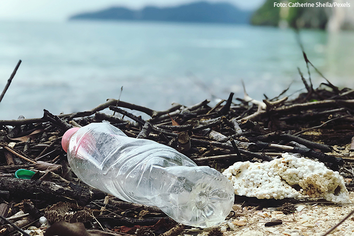 Garrafa plástica perto de um rio