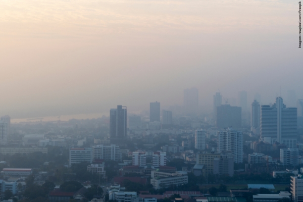 Imagem de uma cidade com prédios bastante poluída