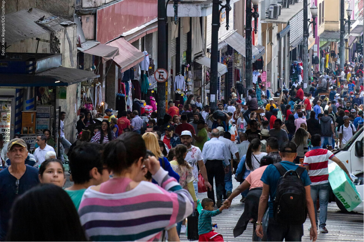 Multidão andando em uma rua de comércio popular