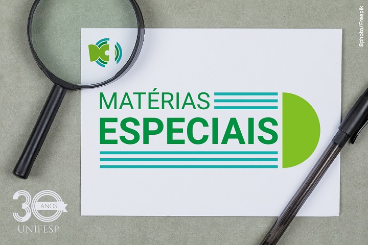 A imagem apresenta uma arte gráfica com o texto central “MATÉRIAS ESPECIAIS” em destaque, escrito em letras maiúsculas. A palavra “MATÉRIAS” está em verde, enquanto “ESPECIAIS” está em azul-petróleo (ou verde-azulado), com três linhas horizontais antes e depois da palavra, reforçando o destaque.  À esquerda, há uma lupa sobre uma parte do papel, ampliando parte do logotipo localizado na borda superior esquerda do papel. Este logotipo parece ser o do Departamento de Comunicação Institucional) da UNIFESP (Universidade Federal de São Paulo).  No canto inferior esquerdo da imagem, há um selo comemorativo estilizado com a inscrição “30 ANOS UNIFESP”, indicando o aniversário da universidade.  A imagem também inclui um fundo em tom neutro (cinza ou bege claro) com uma folha branca sobre ele. No canto inferior direito da folha branca, há uma caneta preta parcialmente visível, reforçando a temática de escrita, jornalismo ou informação.  Na borda direita da imagem, está escrito o crédito da imagem: “8photo / Freepik”.