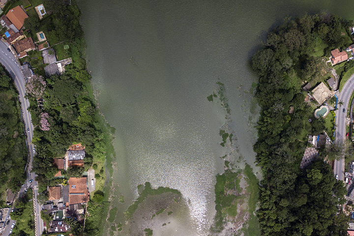 Vista do alto de uma represa cortando a cidade