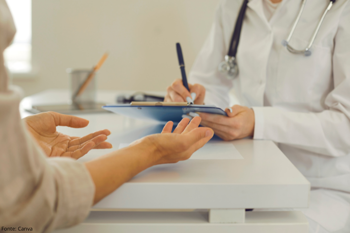 Imagem mostra uma pessoa em uma consulta médica