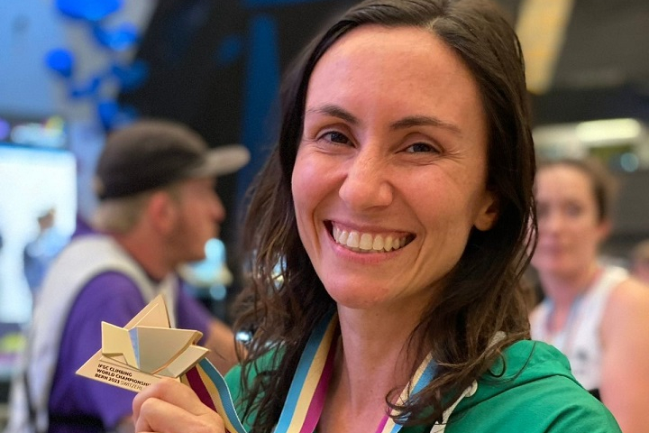 Marina Dias com a medalha de ouro do Campeonato Mundial de Escalada / Paraescalada